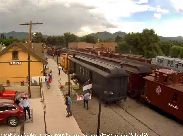 8.10.16 Another shot of the caboose and some people loading boxes into the RPO.jpg