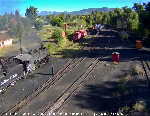 9.8.16 The loader dumps coal into the bunker of 484.jpg