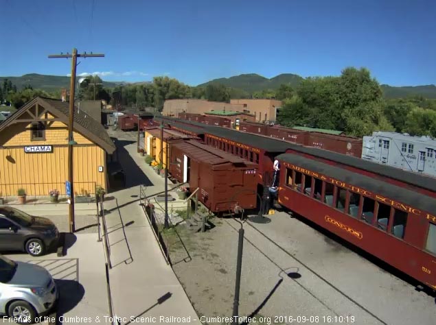 9.8.16 Train stopped the conductor is placing the step box.jpg