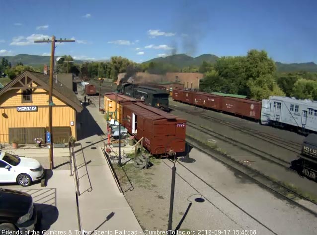 9.17.16 487 has backed onto one of the repainted coaches yet someone is cleaning the windows.jpg