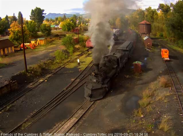 9.21.16 487 brings a 10 car 215 into Chama.jpg