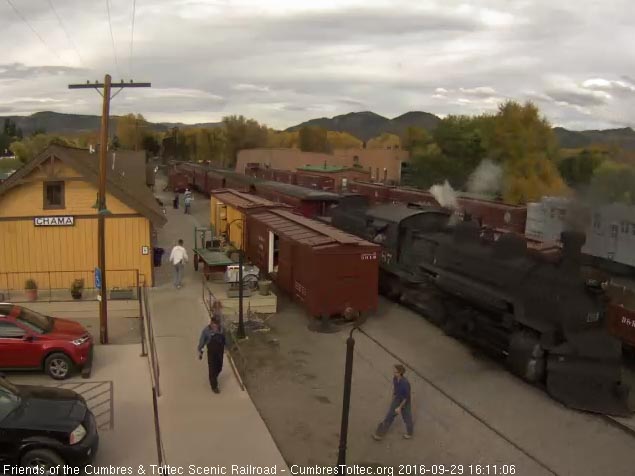 9.29.16 487 comes by the depot as it slows.jpg