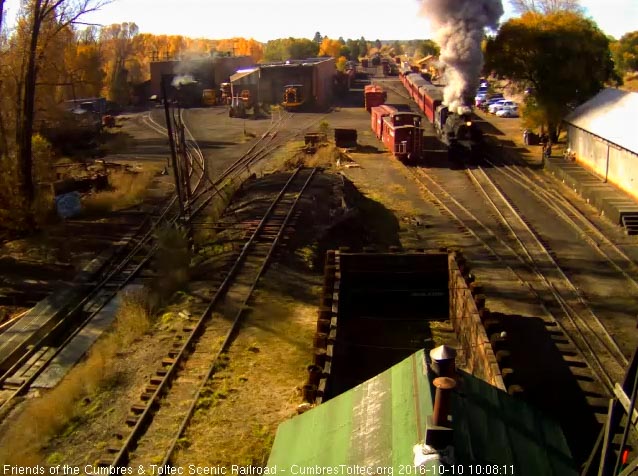 10.10.16 487 puts out a nice smoke plume as it gets the train moving.jpg