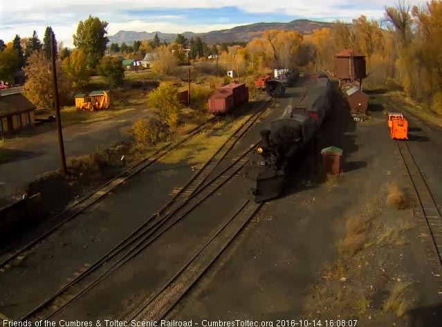 10.14.16 487 brings a 7 car 215 into Chama.jpg