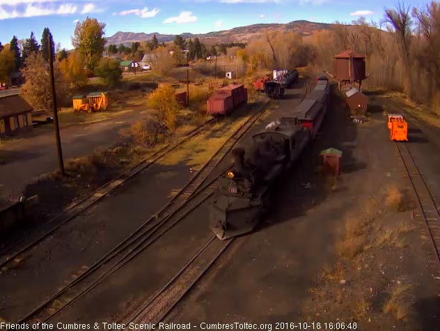 10.18.16 487 brings a 7 car 215 into Chama.jpg