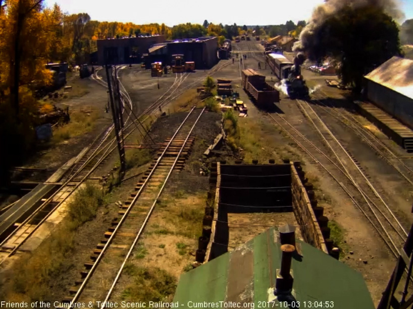 10-3-17  The 463 is pulling forward so to clear the switch to the south yard lead.jpg