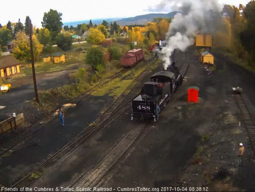 10-4-17  The 488 now backs toward the coal dock lead.jpg