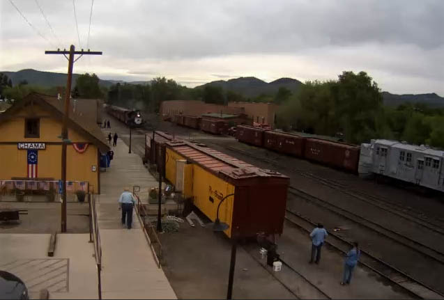 2018-05-26 The 463 approaches the depot with its train as the cleaning crew waits.jpg