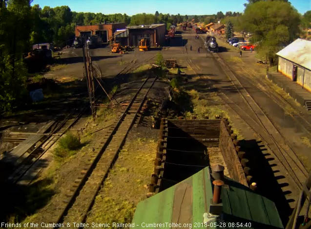 2018-05-28 The hostlers walk back toward the house as the 484 awaits its road crew.jpg