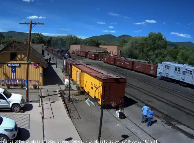 2018-05-28 The train is approaching the depot as the cleaning crew waits.jpg