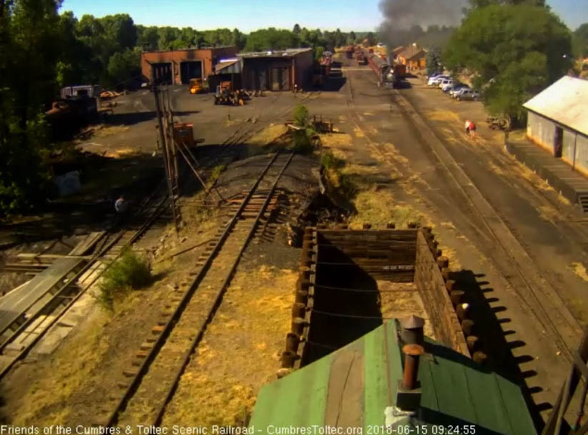 2018-06-15 The 487 has moved today's train 216 into loading position.jpg