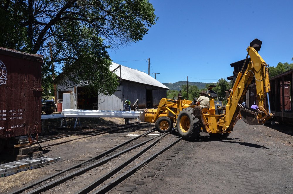 2018-06-22 The Friend's loader with folk attachments in place are moving the center beams for the rider gon.jpg