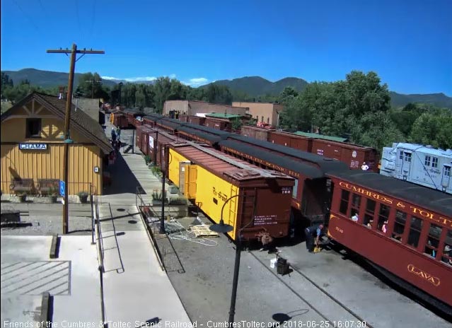 2018-06-25 Train stopped, the conductor puts out a step box.jpg