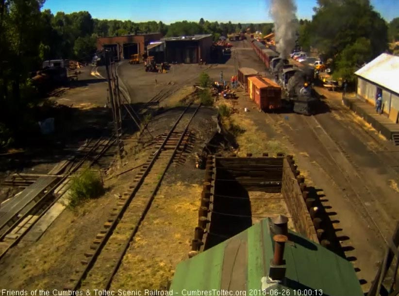 2018-06-26 The 487 and 484 are getting the 10 car train underway.jpg