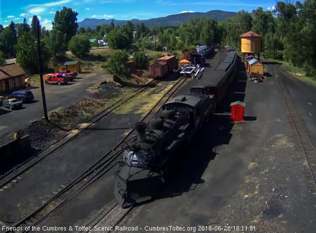 2018-06-28 As the 487 approaches the tank, that last car has an unusual roof colour.jpg