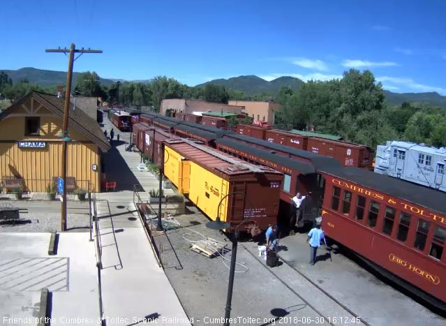 2018-06-30 The train is stopped and passengers begin getting off.jpg