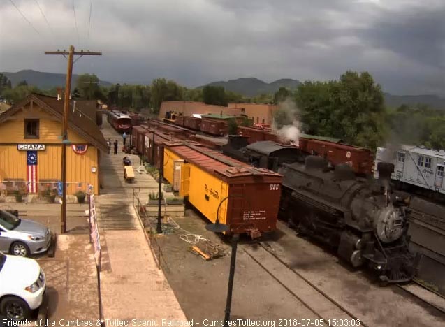 2018-07-05 The 484 comes by the depot and cam.jpg