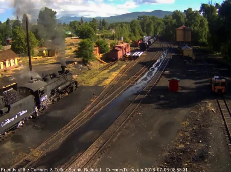 2018-07-06 The loader is adding coal to the bunker of 489.jpg