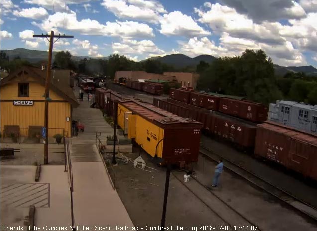 2018-07-09 The 487 is passing the display train as the cleaning crew waits.jpg