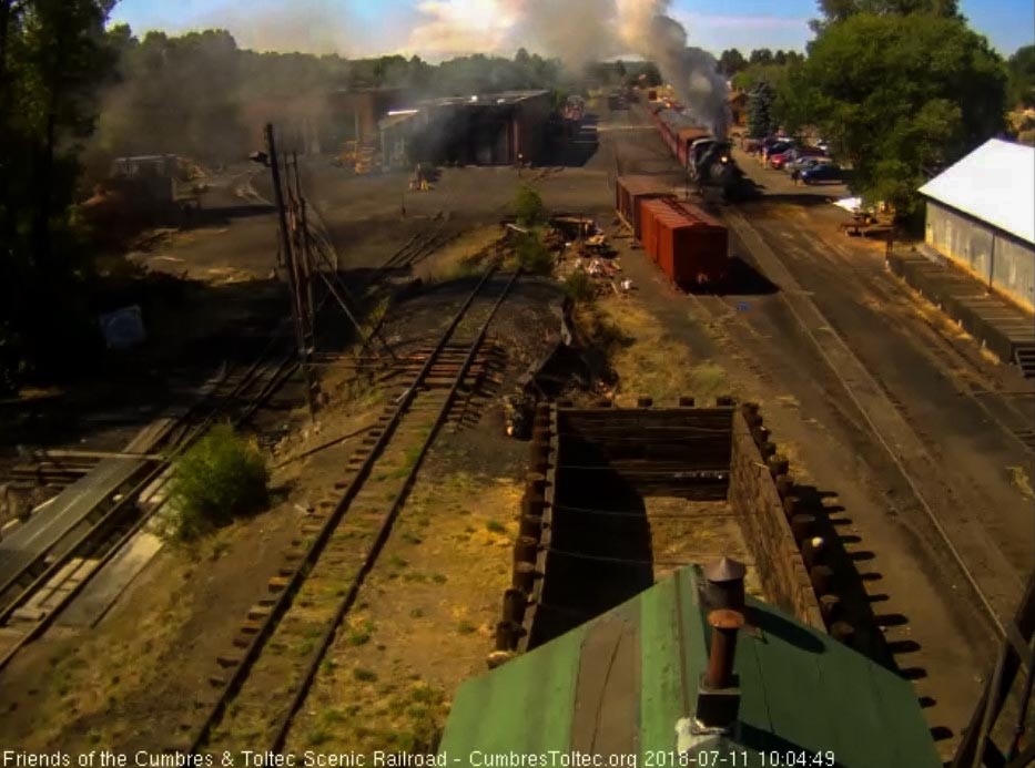 2018-07-11 The 487 is getting its 8 car train up to speed.jpg