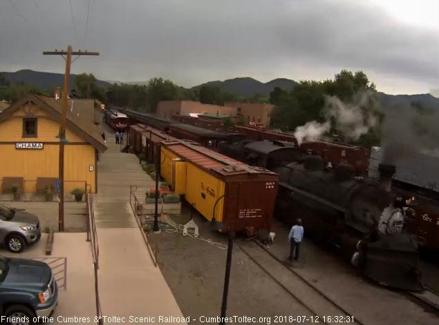 2018-07-12 The 487 is slowing for its stop as the cleaner looks on.jpg