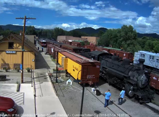 2018-07-14 The 488 is starting to slow for its stop as the cleaning crew waits to board.jpg