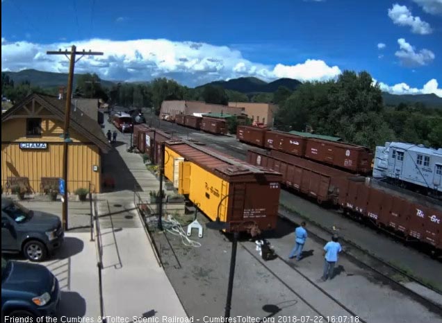 2018-07-16 The 484 is by the display train as the cleaners wait to board.jpg