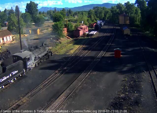 2018-07-23 The loader empties a bucket of coal into the tender of 487.jpg