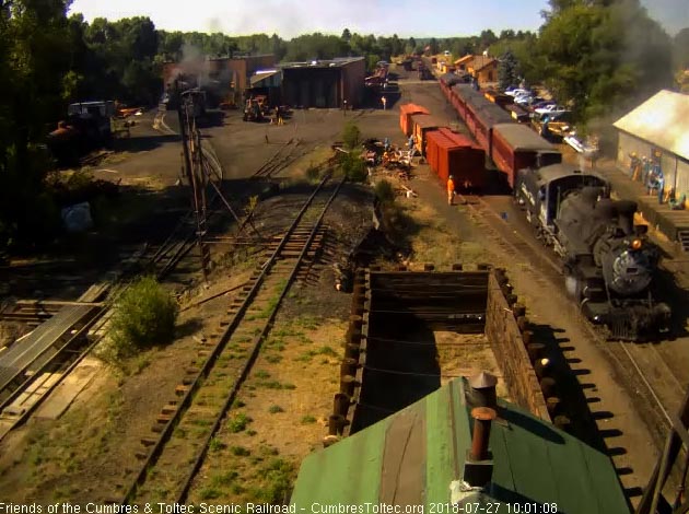 2018-07-27 The 484 is passing the woodshop as the Friends give a nice wave to the passing train.jpg