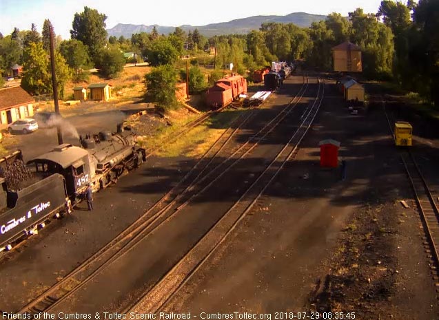 2018-07-29 The loader dumps a bucket full of coal into the tender of 487.jpg