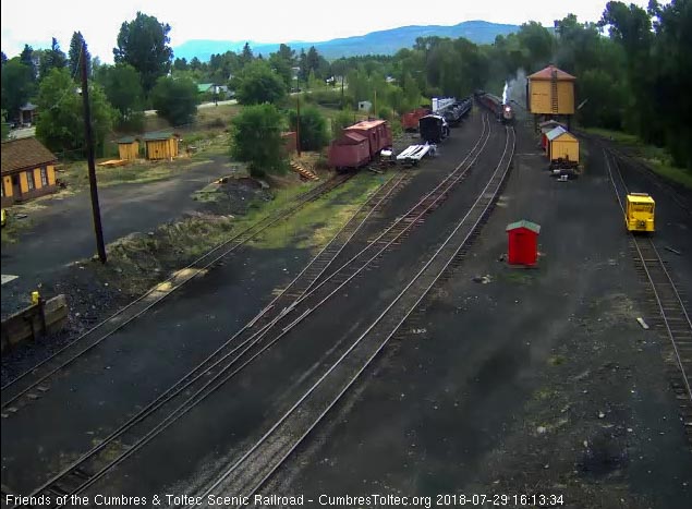 2018-07-29 The 463 brings its 7 car train into Chama.jpg