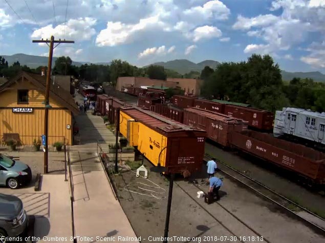 2018-07-30 The 487 passes the exhibit train as the cleaners get ready to board.jpg