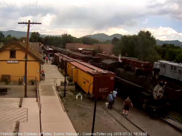 2018-07-31 The 488 is slowing for the stop as the cleaning crew waits to board.jpg