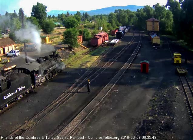 2018-08-02 The loader dumps a bucket full of coal into the tender of 488.jpg