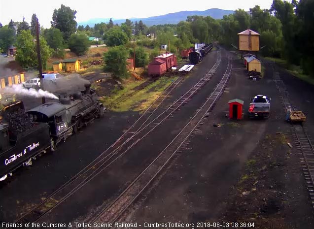 2018-08-03 The loader is adding coal to the bunker of 484.jpg