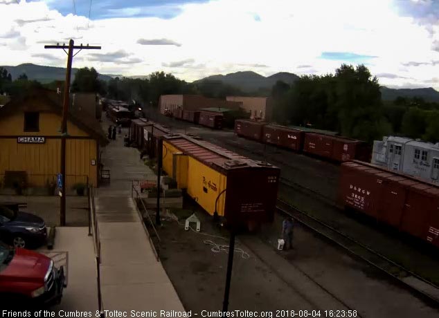 2018-08-04 The 484 is almost to the depot as one of the cleaners waits.jpg