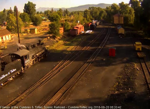 2018-08-20 The loader is dumping coal into the bunker of 484.jpg