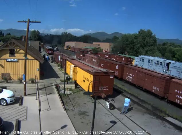 2018-08-20 The 487 is passing the display train as the cleaner waits to board.jpg