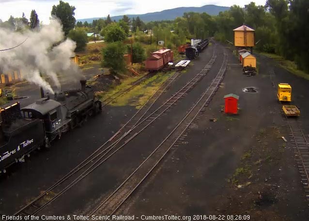 2018-08-22 The loader is filling the bunker of 487 with fresh coal.jpg