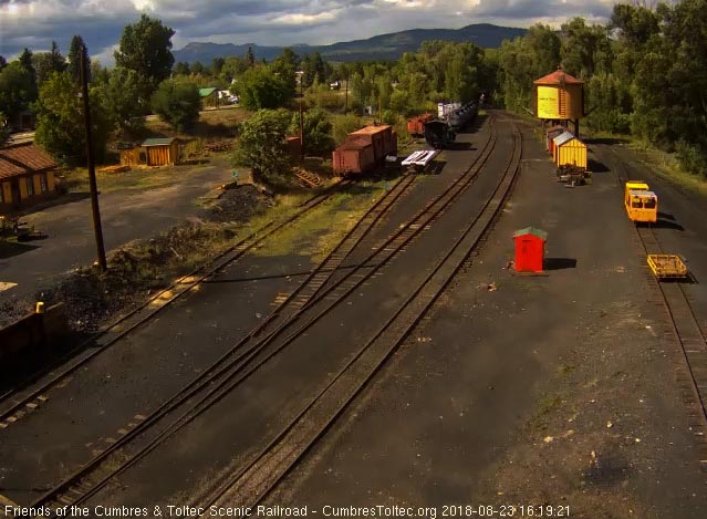 2018-08-22 The 487 enters Chama yard with its 7 car train 215.jpg