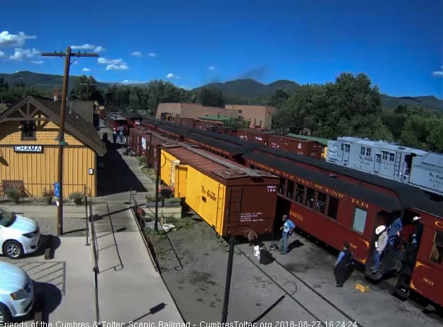 2018-08-27 The train is stopped, the conductor has placed the step box and passengers are getting off.jpg