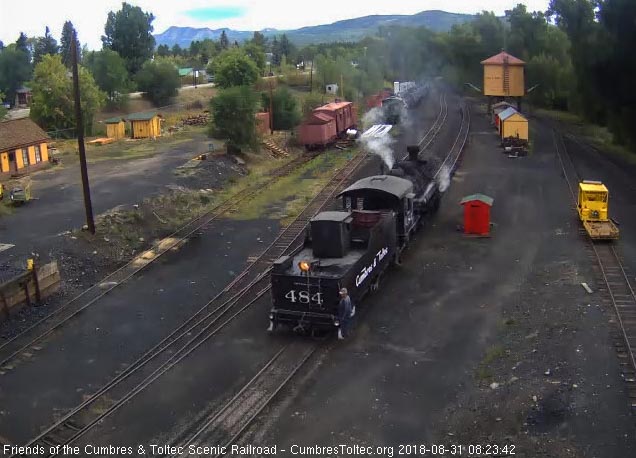 2018-08-31 The hostlers bring the 484 back toward the coal dock lead.jpg