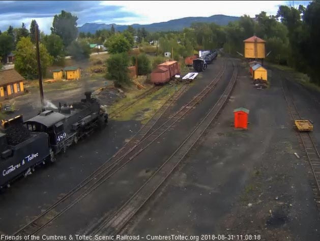 2018-08-31 The loader is adding coal to the bunker of 489.jpg