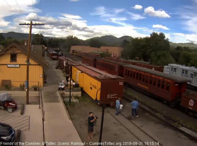 2018-08-31 The 488 is passing the display train as we see the cleaning crew waiting.jpg