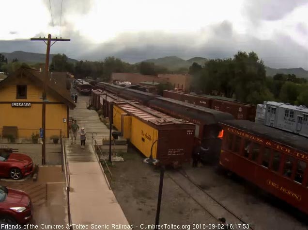 2018-09-02 The train is stopped and the conductor is opening the gate and putting down the step box.jpg