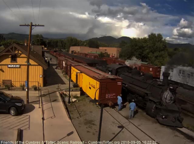 2018-09-05 The cleaning crew watches the 489 as it passes.jpg