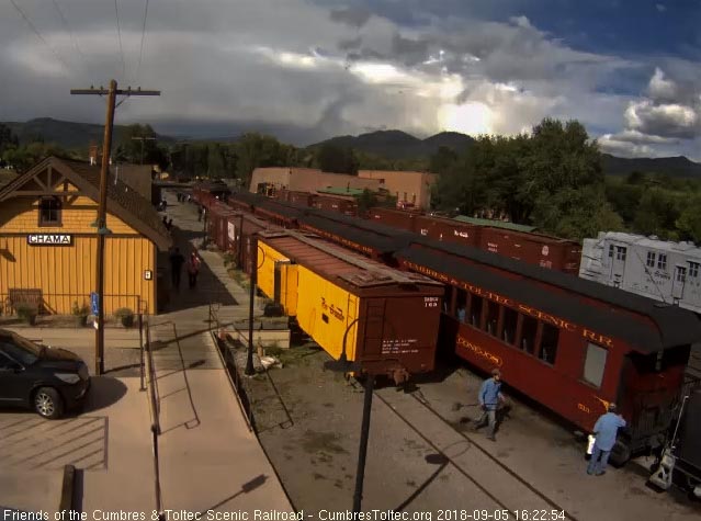 2018-09-05 The train is stopped and they get aboard to start their work.jpg