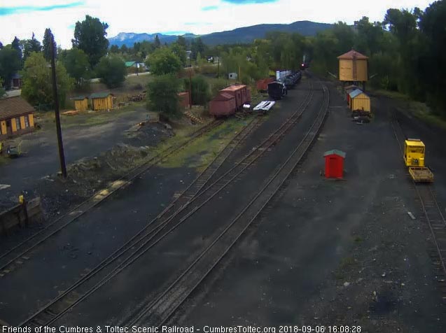2018-09-06 The 487 comes into Chama with a 7 car train 215.jpg