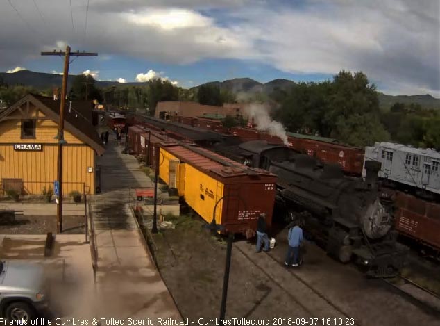 2018-09-07 The 484 passes the waiting crew as it slows.jpg