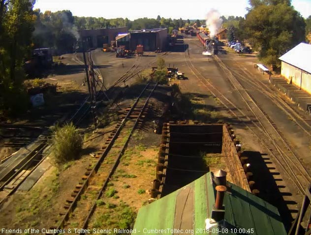 2018-09-08 The 487 gets its 8 car train 216 underway.jpg